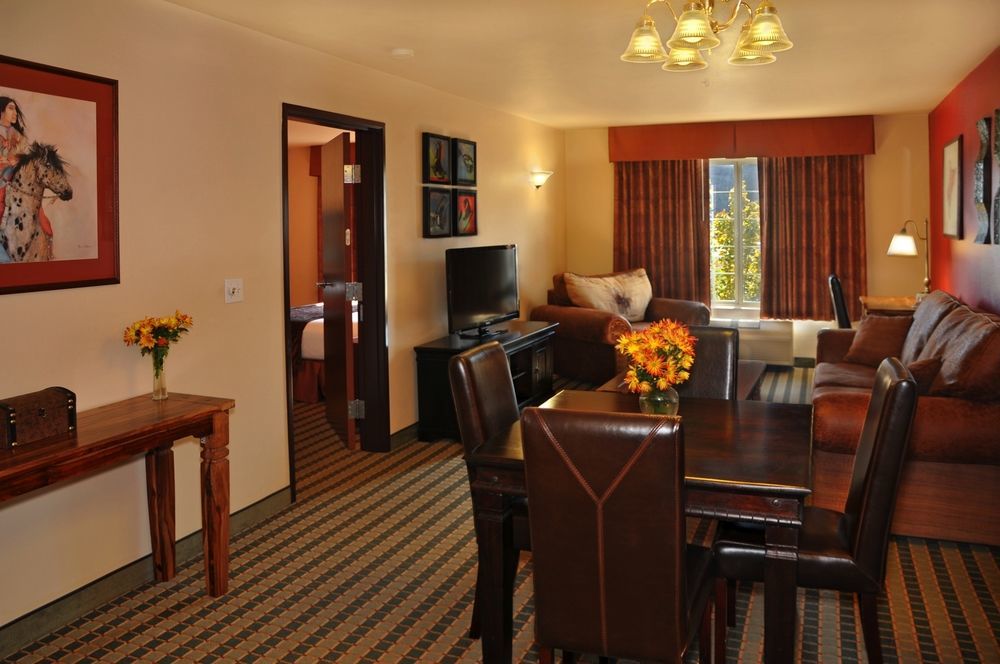 Oxford Suites Pendleton Exterior photo